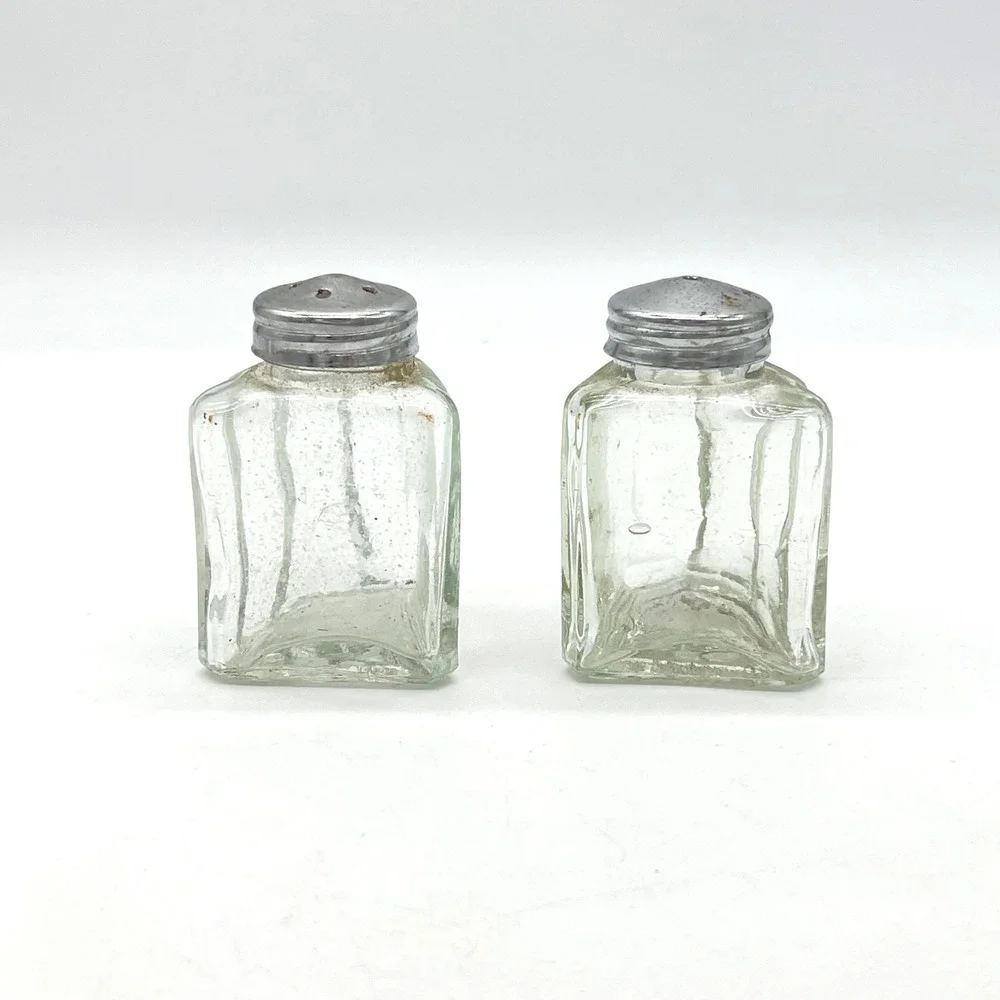 Vintage Triangular Ribbed Glass Salt and Pepper Shakers Set with Metal‎ Lids